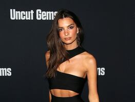 Emily Ratajkowski luce figura irreal con bikini de colores en Mallorca