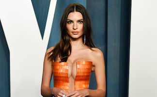 Emily Ratajkowski luce 'escote imposible' en 'after party' de los Oscars 2022