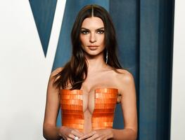 Emily Ratajkowski luce 'escote imposible' en 'after party' de los Oscars 2022