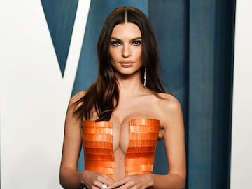 Emily Ratajkowski luce 'escote imposible' en 'after party' de los Oscars 2022