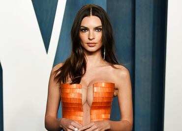 Emily Ratajkowski luce 'escote imposible' en 'after party' de los Oscars 2022