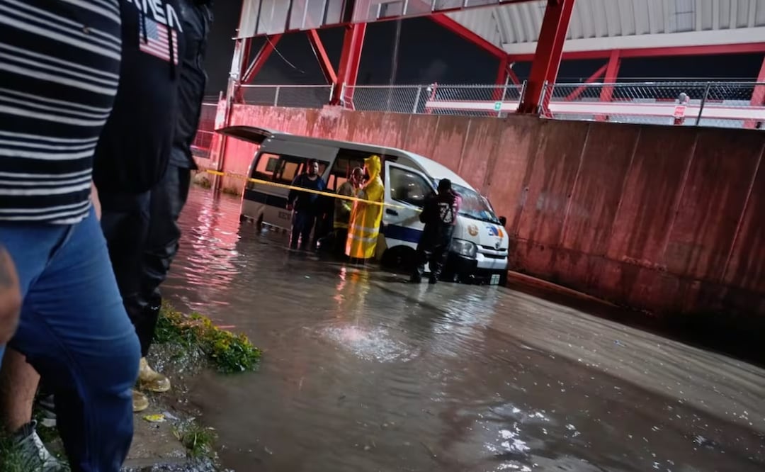 ¿Qué pasó dentro de la combi inundada que dejó 6 muertos en Tultitlán? Foto Especial