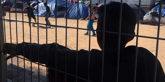 Estadounidense detenida en México dice volverá para dar regalos a migrantes