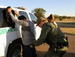 Alcalde de Newark denuncia redada de ICE sin orden judicial en negocio local