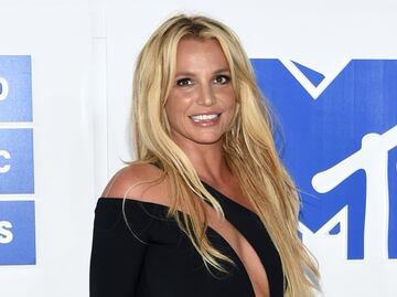 Britney Spears luce figura de impacto con bikini azul en Hawái