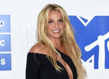 Britney Spears luce figura de impacto con bikini azul en Hawái