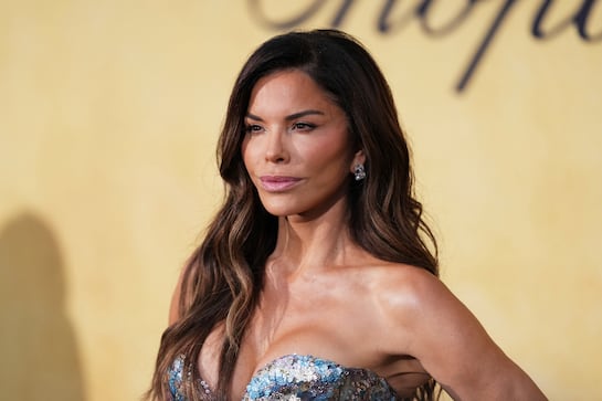 Abrigo de 10,000 dólares y botas de impacto: Lauren Sánchez domina la tendencia ‘sin pantalones’ en cita con Jeff Bezos 