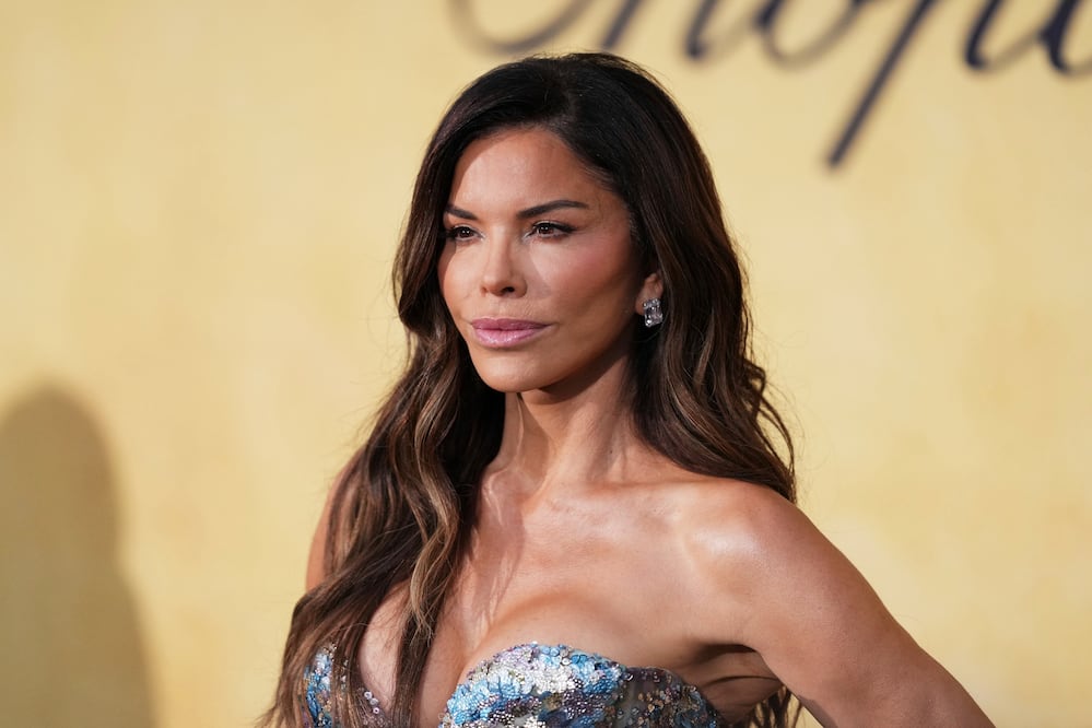 Abrigo de 10,000 dólares y botas de impacto: Lauren Sánchez domina la tendencia ‘sin pantalones’ en cita con Jeff Bezos. Foto: AP