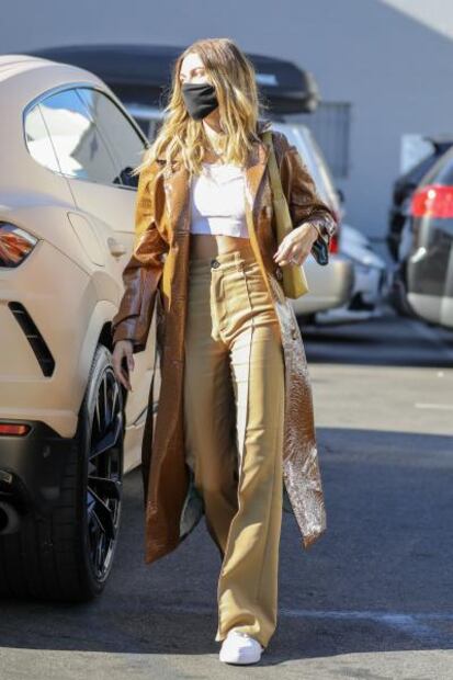 Hailey Bieber presume 'abs de acero' en Beverly Hills