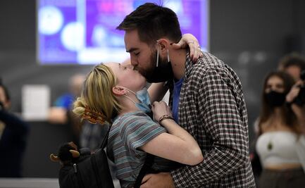 Lágrimas y abrazos tras apertura de fronteras en Estados Unidos 