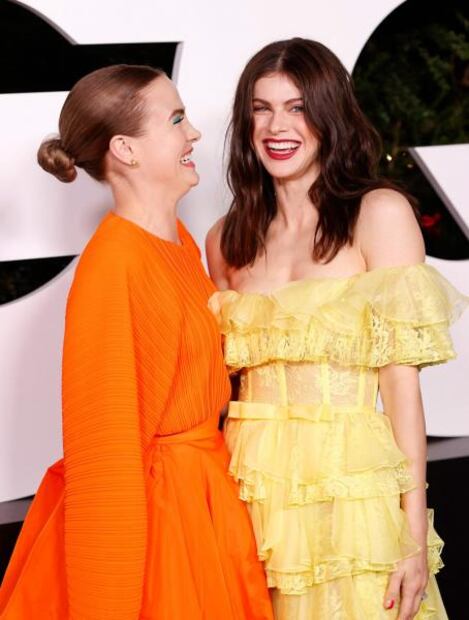 Alexandra Daddario destila glamour con minivestido semitransparente 