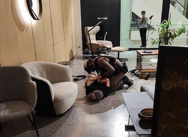 Un menor de 14 años, autor de tiroteo mortal en un centro comercial de Bangkok. VIDEO