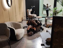 Un menor de 14 años, autor de tiroteo mortal en un centro comercial de Bangkok. VIDEO