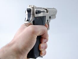 Detienen a niño con tres pistolas en escuela de Florida