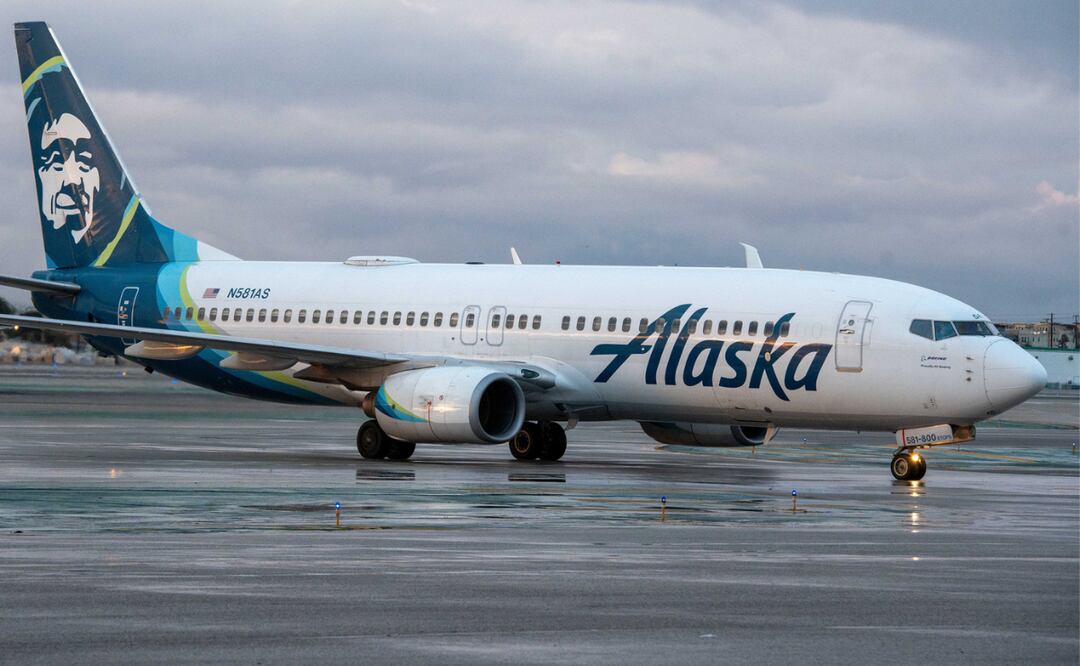 Pasajera abre puerta de emergencia en vuelo de Alaska Airlines y sale por el ala. Foto: iStock/Martin Chavez