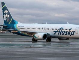 Pasajera abre puerta de emergencia de avión y sale por el ala tras crisis de ansiedad. VIDEO