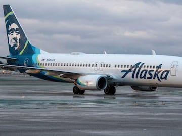 Pasajera abre puerta de emergencia de avión y sale por el ala tras crisis de ansiedad. VIDEO