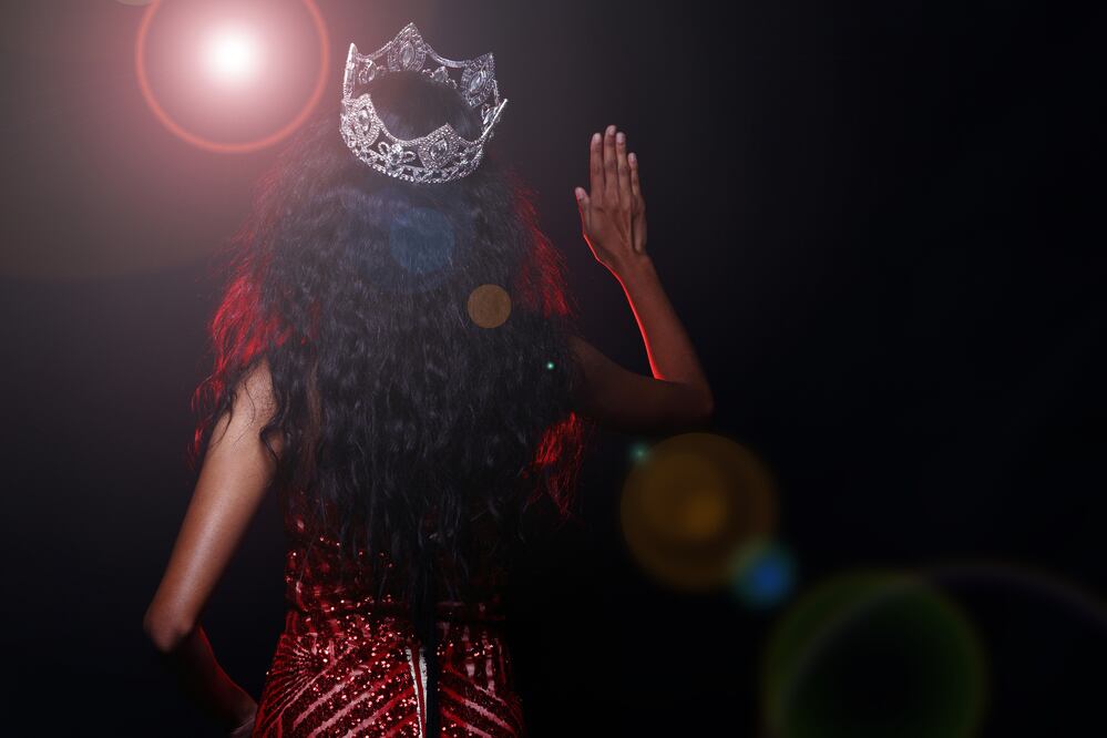 Histórico triunfo: Miss Portugal coronada como la primera mujer transgénero que competirá por el título de Miss Universo. Foto iStock / JadeThaiCatwalk