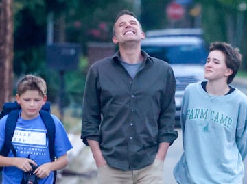 Ben Affleck luce más feliz sin Jennifer Lopez; así lo captaron con sus hijos