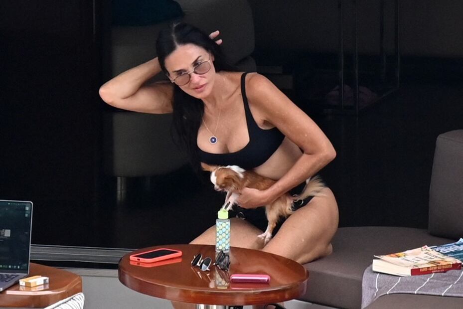 Demi Moore presume sus abs de acero con elegante traje de baño negro a los 60 años. Foto: The Grosby Group