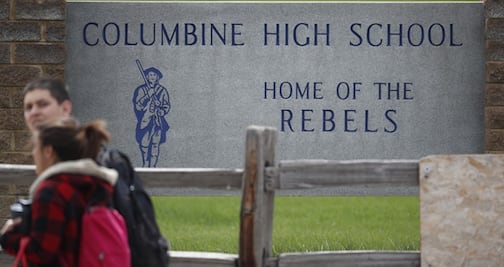 Continúa cierre de escuelas en Denver por mujer armada