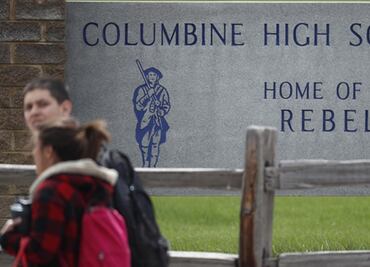 Continúa cierre de escuelas en Denver por mujer armada