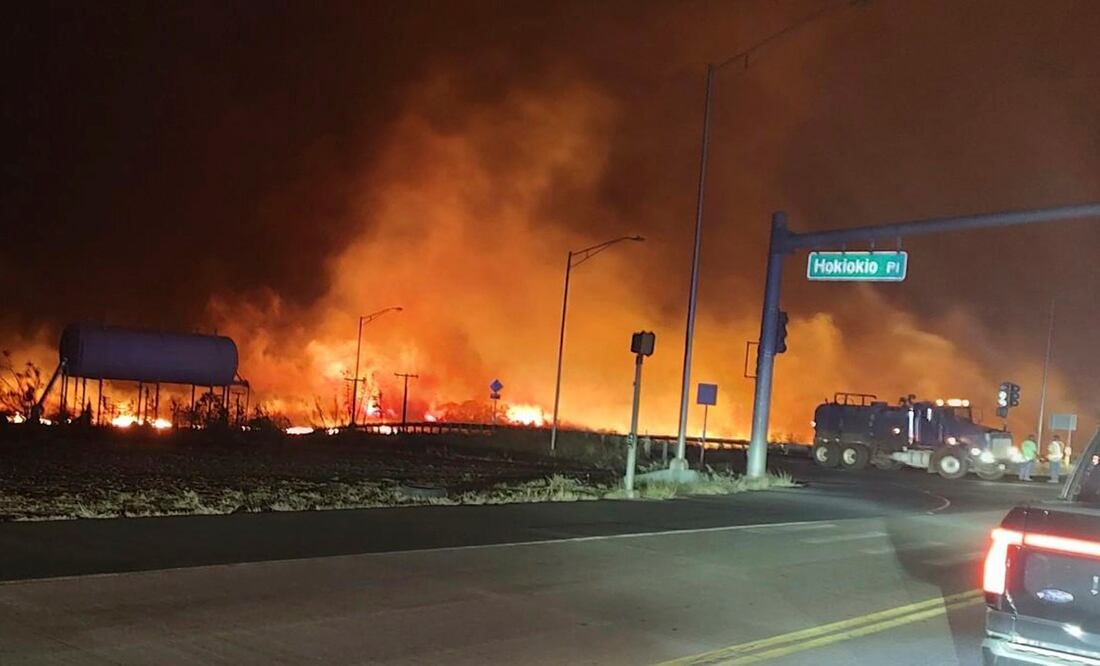 Incendios Forestales Arrasan Islas de Hawái en Medio de la Furia del Huracán Dora. (Zeke Kalua/County of Maui via AP)