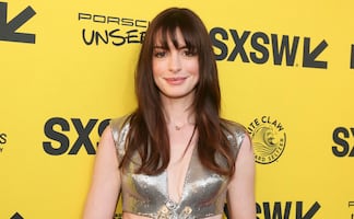 Anne Hathaway se luce como una diosa en vestido dorado con transparencias
