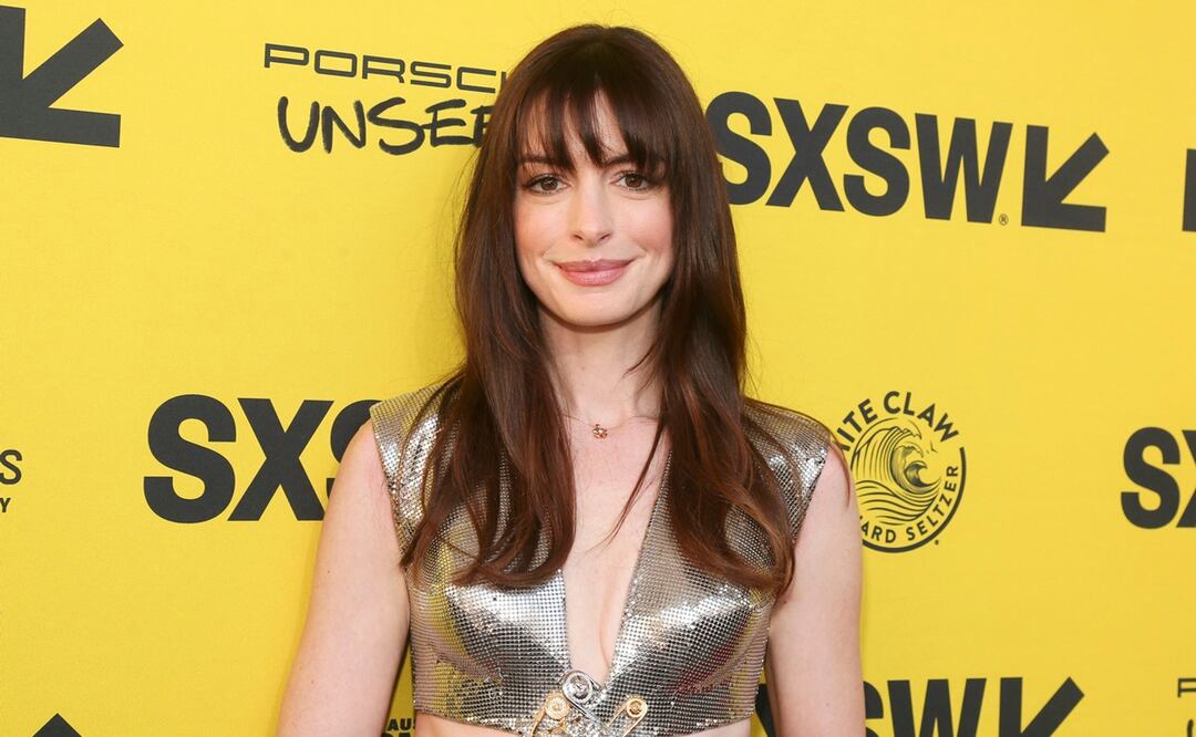 Anne Hathaway se luce como una diosa en vestido dorado con transparencias. Foto: AP