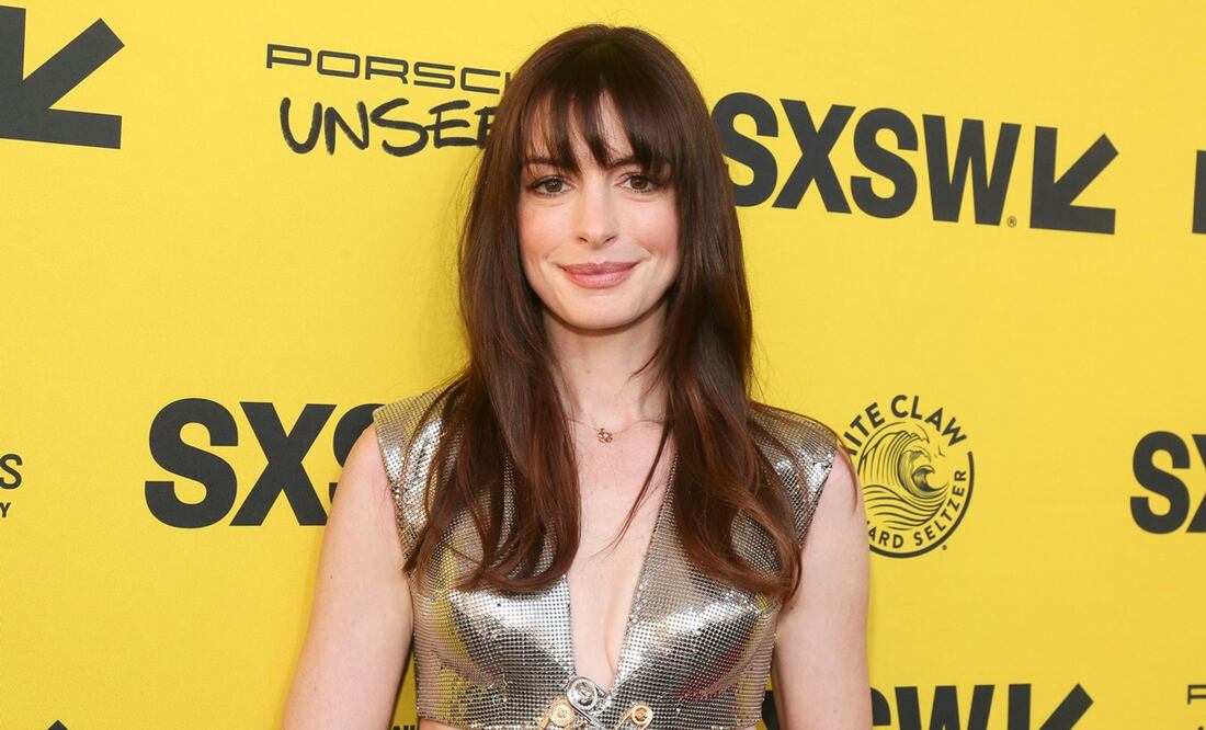 Anne Hathaway se luce como una diosa en vestido dorado con transparencias. Foto: AP