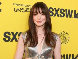 Anne Hathaway presume vestido traslúcido en premiere de ‘WeCrashed’