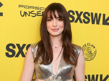 Anne Hathaway presume vestido traslúcido en premiere de ‘WeCrashed’