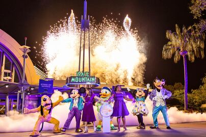 Space Mountain celebra 50 años llevando a fans al cosmos desde Tomorrowland en Magic Kingdom