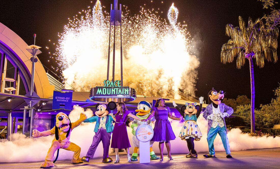 Space Mountain celebra 50 años llevando a fans al cosmos desde Tomorrowland en Magic Kingdom. EFE/Olga Thompson/Disney /SOLO USO EDITORIAL/SOLO DISPONIBLE PARA ILUSTRAR LA NOTICIA QUE ACOMPAÑA (CRÉDITO OBLIGATORIO)