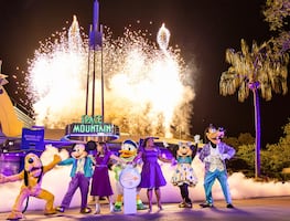 Space Mountain celebra 50 años llevando a fans al cosmos desde Tomorrowland en Magic Kingdom