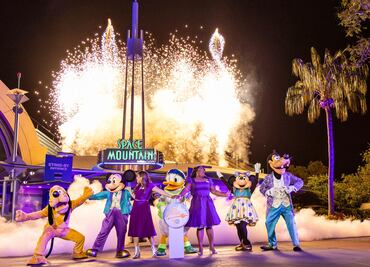 Space Mountain celebra 50 años llevando a fans al cosmos desde Tomorrowland en Magic Kingdom