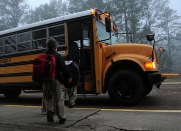 Niños blancos fingen subastar a sus compañeros afroamericanos como esclavos