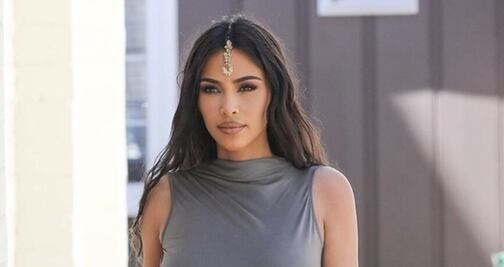 Kim Kardashian luce crop top braless para boda en Los Ángeles
