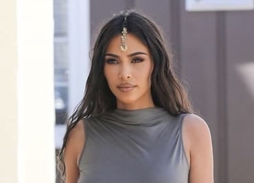 Kim Kardashian luce crop top braless para boda en Los Ángeles