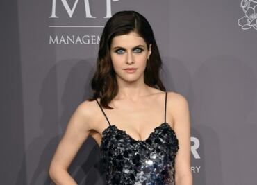 Alexandra Daddario posa en minishort y blazer al estilo braless