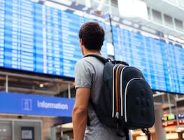 Viajes en avión: ¿Qué es el artículo personal y qué objetos están prohibidos en él?