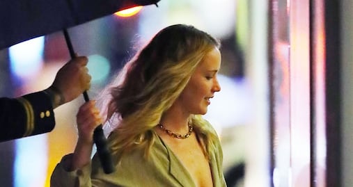 Jennifer Lawrence sorprende con blazer de escote en Nueva York