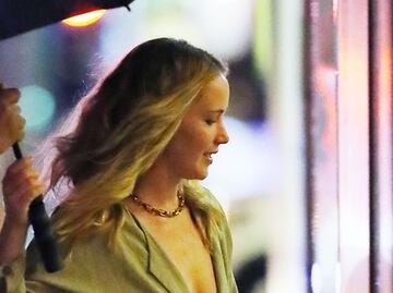 Jennifer Lawrence sorprende con blazer de escote en Nueva York