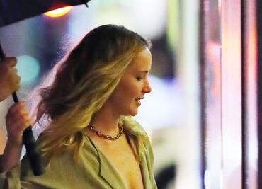 Jennifer Lawrence sorprende con blazer de escote en Nueva York