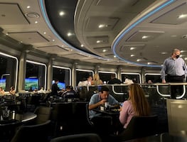 Space 220, el restaurante de Disney World para comer en el 'espacio'
