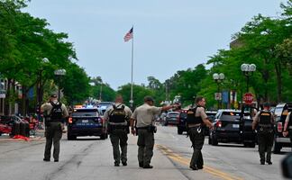 Un hombre blanco menor de 20 años, el autor del tiroteo en Highland Park 