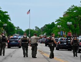 Un hombre blanco menor de 20 años, el autor del tiroteo en Highland Park