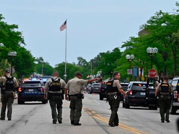 Un hombre blanco menor de 20 años, el autor del tiroteo en Highland Park