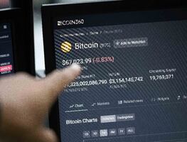 Bitcoin supera los 100,000 dólares por primera vez mientras continúa repunte tras elección de Trump