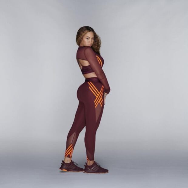 Beyoncé luce curvas de impacto con leggings en sesión